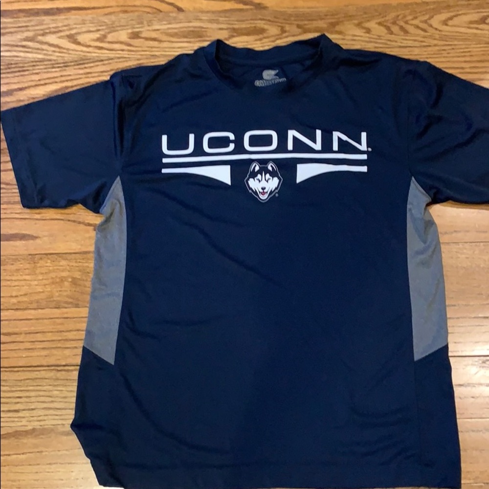 U Conn Men’s T Shirt Sz M